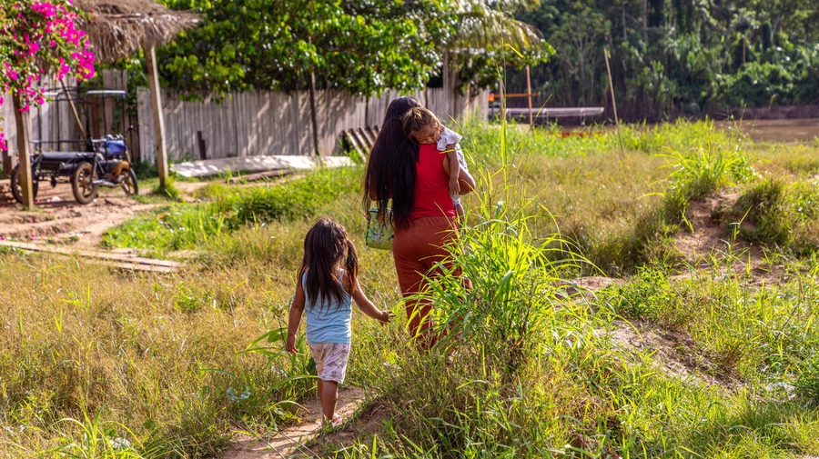Una madre junto a sus hijas en el norte de Perú tras recibir asistencia humanitaria por ACNUR. © ACNUR/Jaime Giménez