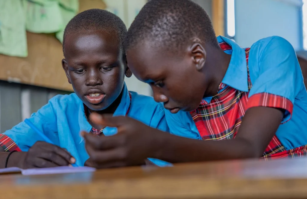 Estudiantes refugiados procedentes de Sudán del Sur estudian en Light Academy, en Kalobeyei, un centro educativo gestionado por la organización liderada por personas refugiadas KI4BLI. © ACNUR/Charity Nzomo