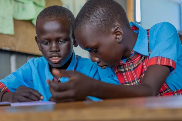 Estudiantes refugiados procedentes de Sudán del Sur estudian en Light Academy, en Kalobeyei, un centro educativo gestionado por la organización liderada por personas refugiadas KI4BLI. © ACNUR/Charity Nzomo
