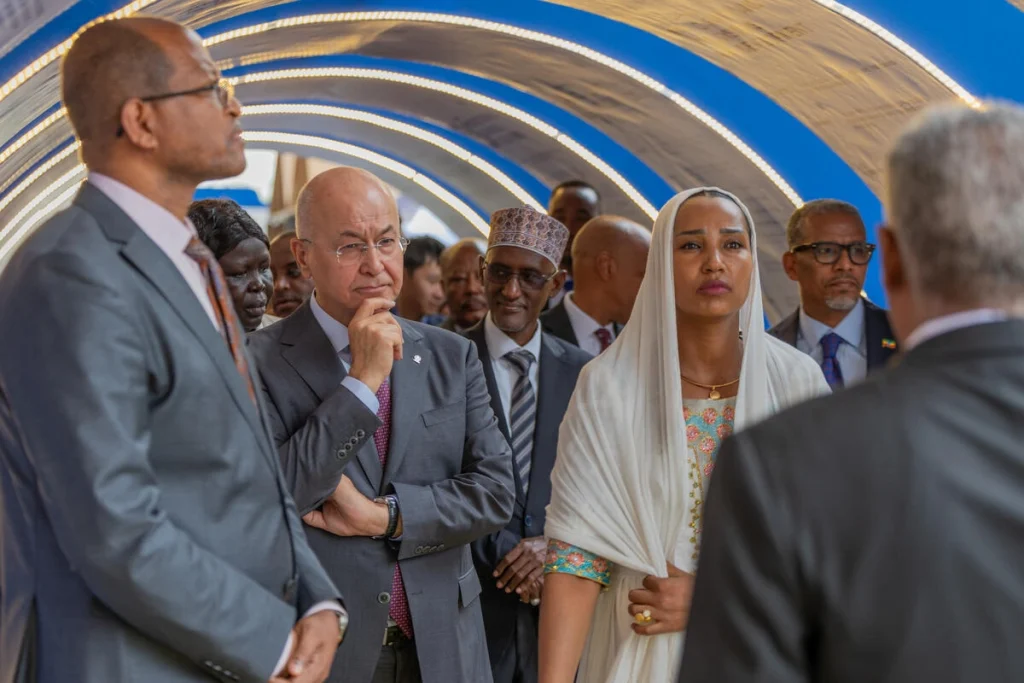 El Alto Comisionado de las Naciones Unidas para los Refugiados, Barham Salih (en el centro), el director general del Servicio de Refugiados y Repatriados de Etiopía, Teyiba Hassen (a la derecha), y el presidente de la Cámara de Representantes del Pueblo, Ato Tagesse Chaffo (a la izquierda), en el acto de presentación de la “Hoja de ruta de Makatet”, el 18 de junio, en Adís Abeba.© ACNUR/Charity Nzomo