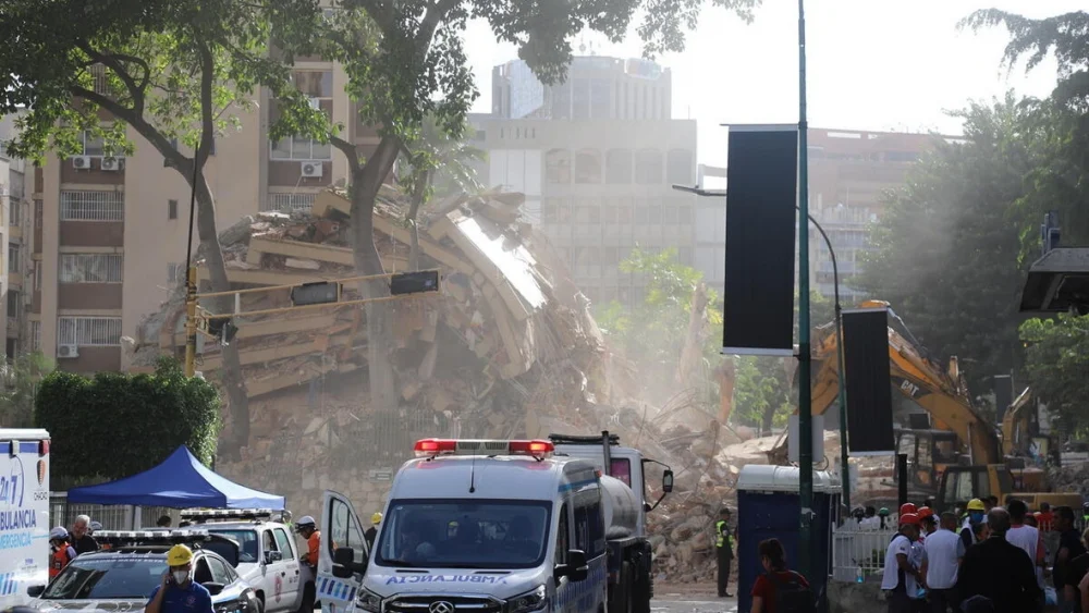 Equipos de búsqueda y rescate trabajan entre los escombros de un edificio derrumbado en Los Palos Grandes, en el municipio de Chacao, Caracas, tras los devastadores terremotos que sacudieron Venezuela el 24 de junio de 2026. © ACNUR/Andrea Sarabia