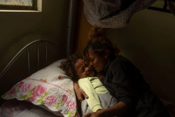Una madre y su hija, en un albergue en Bolivia. © ACNUR/Sara Aliaga