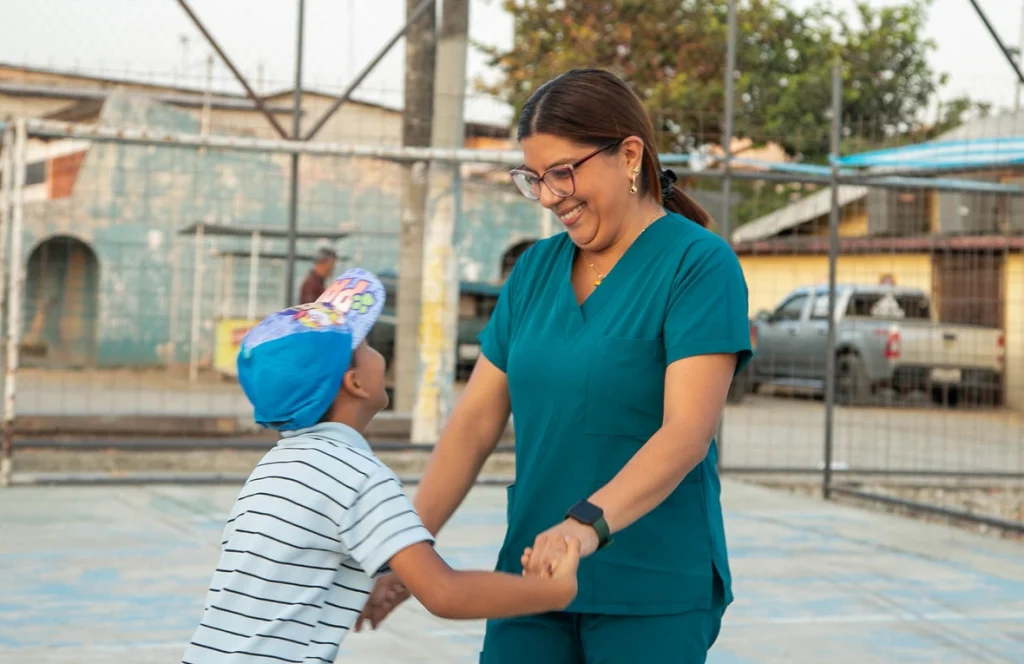 Anghie llegó desde Venezuela con la decisión de seguir haciendo lo que sabía hacer mejor: escuchar, acompañar y enseñar. Desde su nueva comunidad en Guayaquil, ella ha convertido el refuerzo escolar en un camino para la confianza y la construcción de comunidad desde el ejercicio de los derechos. © ACNUR/Bill Vargas