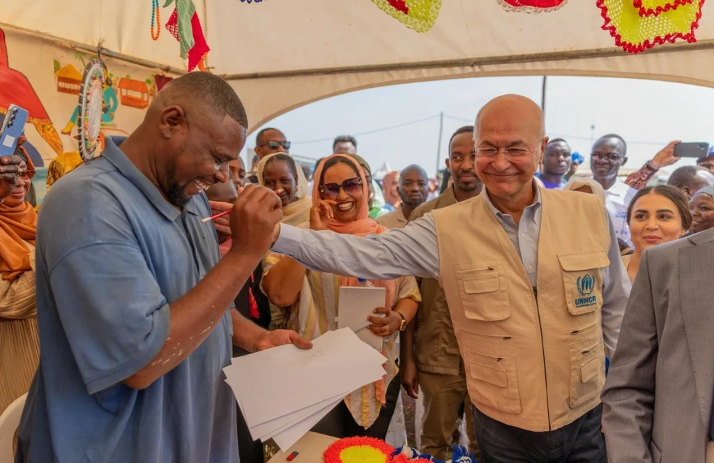 El artista refugiado sudanés Mohammed Ibrahim (izquierda) dibuja al Alto Comisionado de las Naciones Unidas para los Refugiados, Barham Salih (derecha), en el asentamiento de refugiados de Ura, en Etiopía. © ACNUR/Charity Nzomo