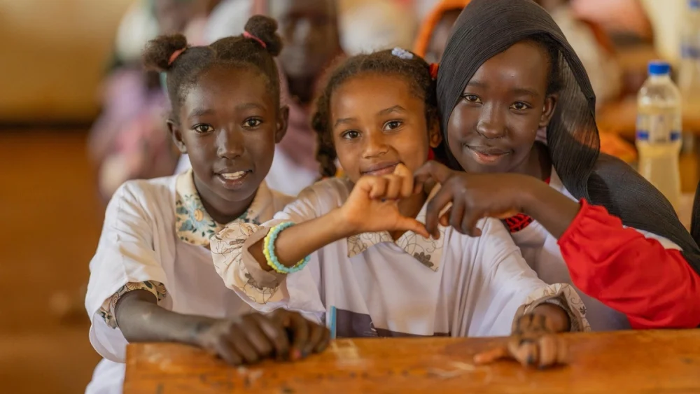 Niñas de una escuela primaria del asentamiento de refugiados de Ura, donde estudian juntos niñas y niños sudaneses y etíopes. © ACNUR/Charity Nzomo