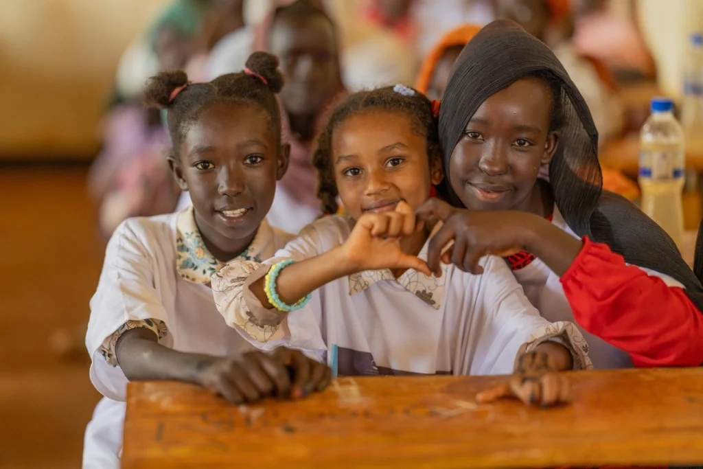 Niñas de una escuela primaria del asentamiento de refugiados de Ura, donde estudian juntos niñas y niños sudaneses y etíopes.© ACNUR/Charity Nzomo