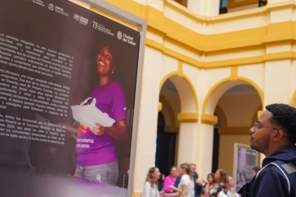 En la Ciudad de Panamá, la exposición ‘Hasta que cada persona esté a salvo’ está abierta al público en el Palacio Nacional del Ministerio de Gobierno hasta el 20 de julio de 2026. © ACNUR/José Romero