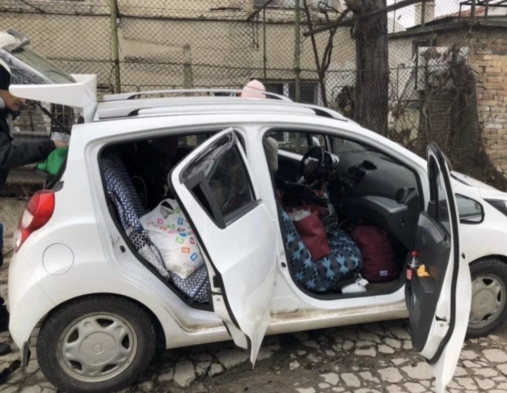 El pequeño automóvil que llevó a Inna, a sus dos hijas, a sus padres y a sus escasas pertenencias a través de Europa. © Inna Soldatenko