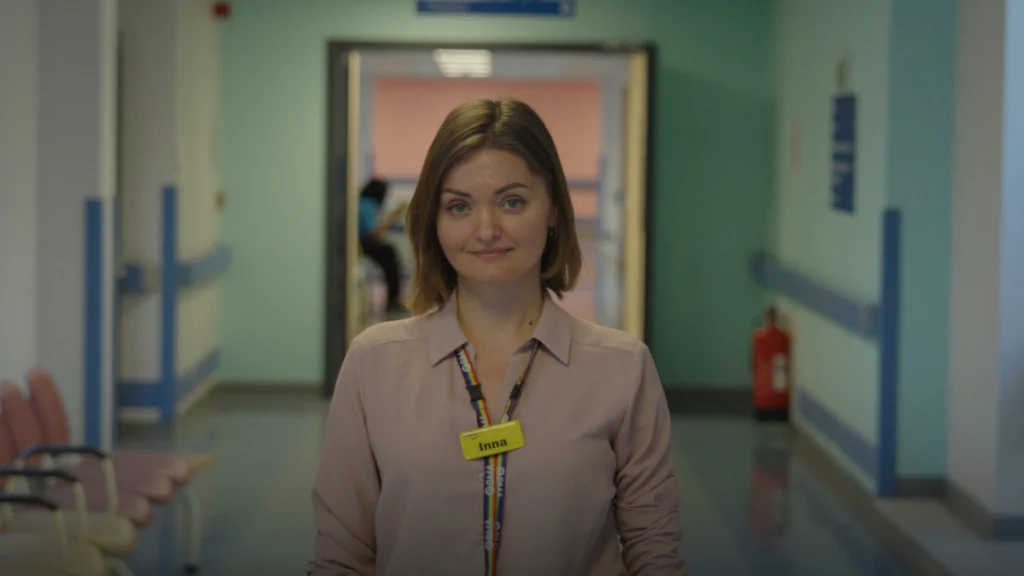 La Dra. Inna Soldatenko en el Queen Elizabeth Hospital de Londres en marzo de 2026. © UK for UNHCR/Samin Saadat