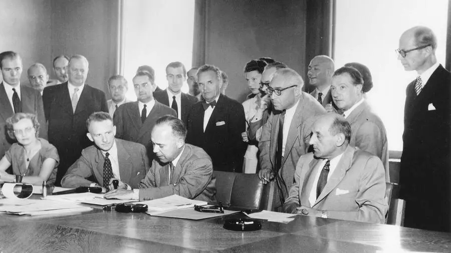 Representantes reunidos durante el proceso de adopción de la Convención sobre el Estatuto de los Refugiados