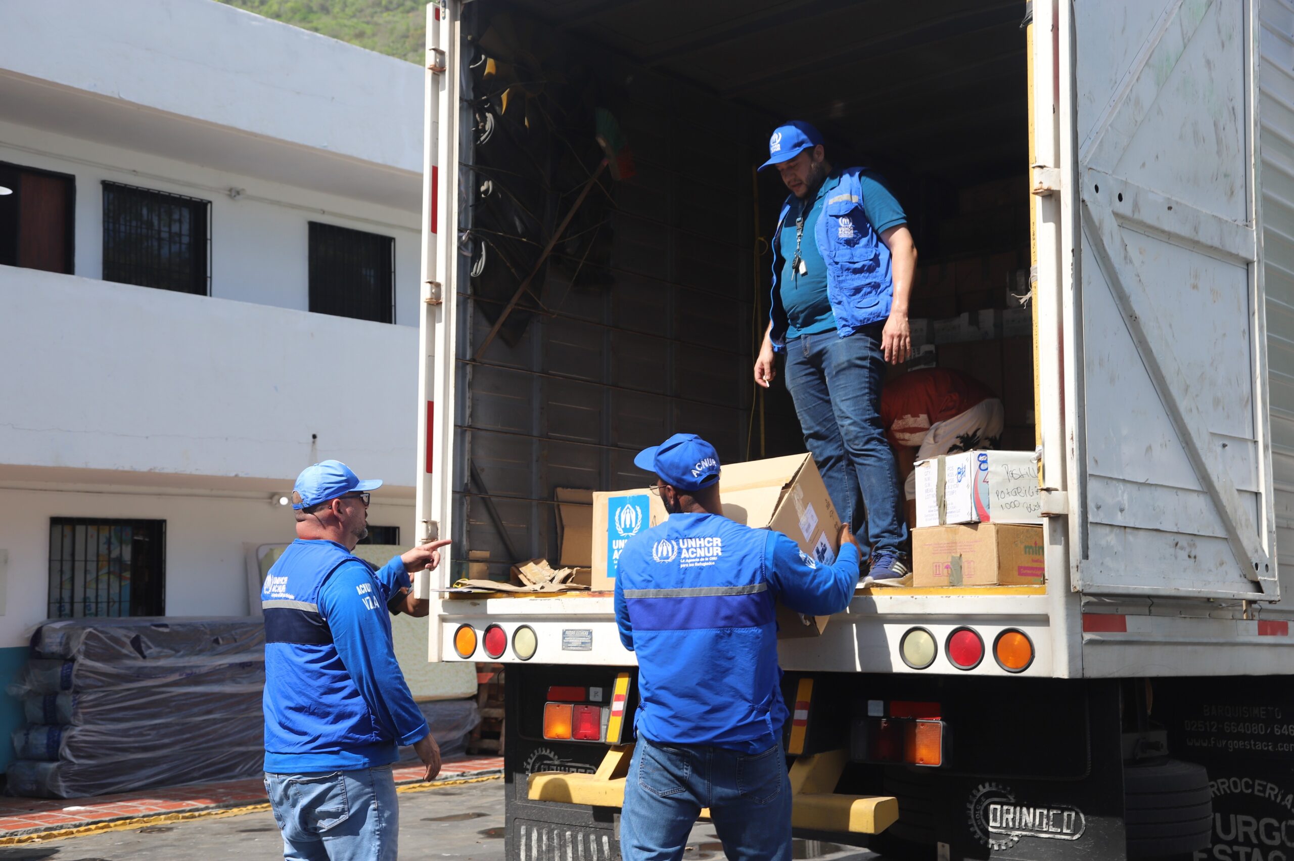 Familias afectadas recibiendo ayuda humanitaria