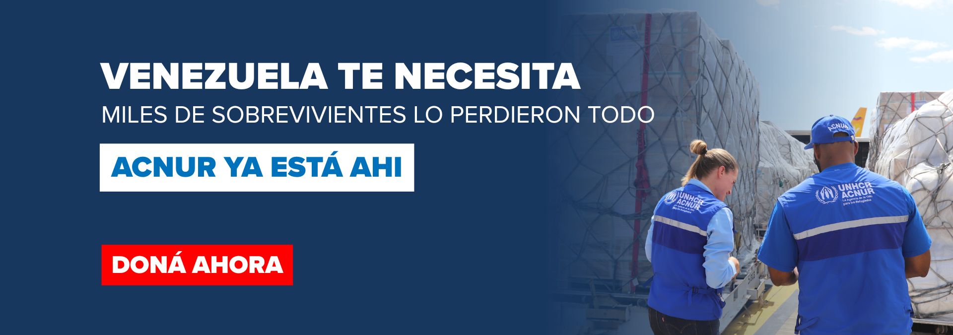 Banner de donación en español: 'Venezuela te necesita' con personal de ACNUR en uniforme azul junto a pallets de ayuda.