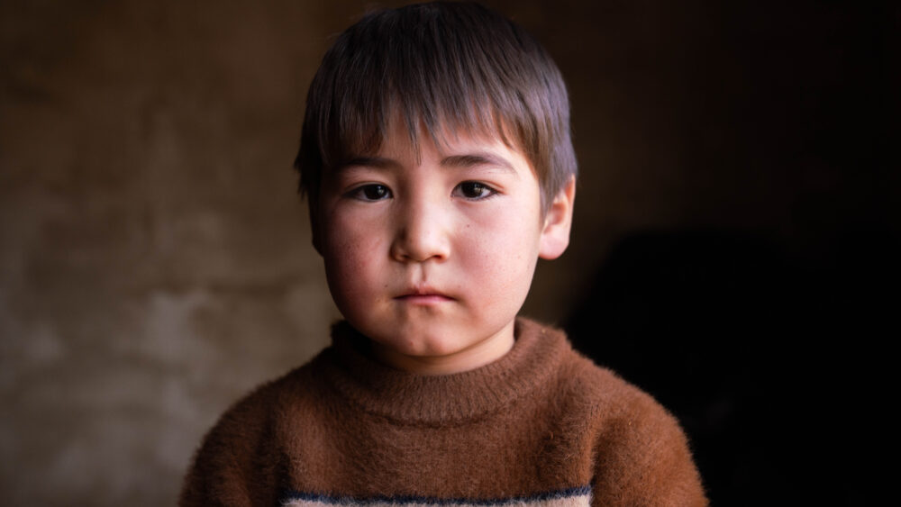 Hadi-de-5-anos-en-un-refugio-permanente-construido-por-ACNUR-donde-vive-con-su-familia-en-la-provincia-de-Bamyan-Afganistan