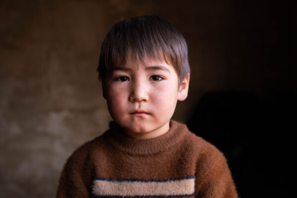 Hadi-de-5-anos-en-un-refugio-permanente-construido-por-ACNUR-donde-vive-con-su-familia-en-la-provincia-de-Bamyan-Afganistan