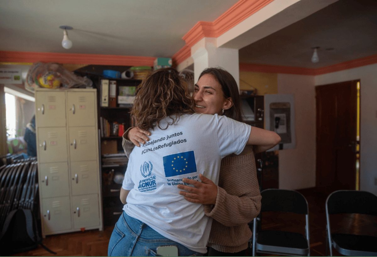 Dos mujeres se abrazan en un centro de atención