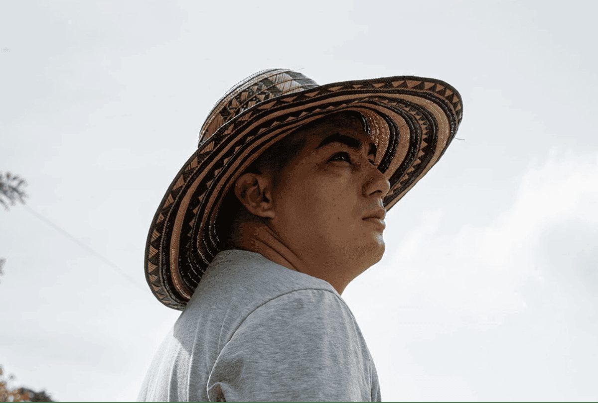 Joven con sombrero vueltiao mirando al horizonte