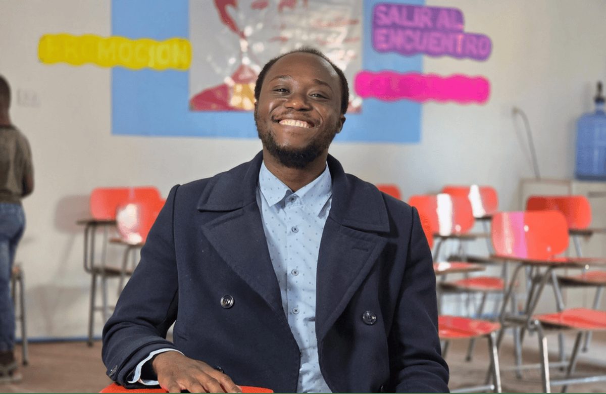 Profesor haitiano sonriendo en un aula