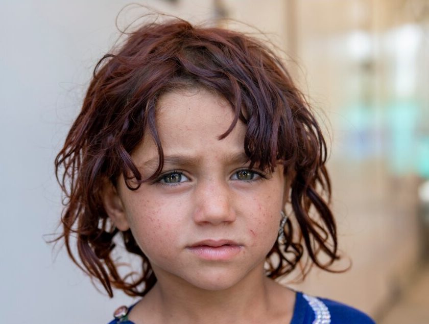 Retrato de una niña mirando a cámara