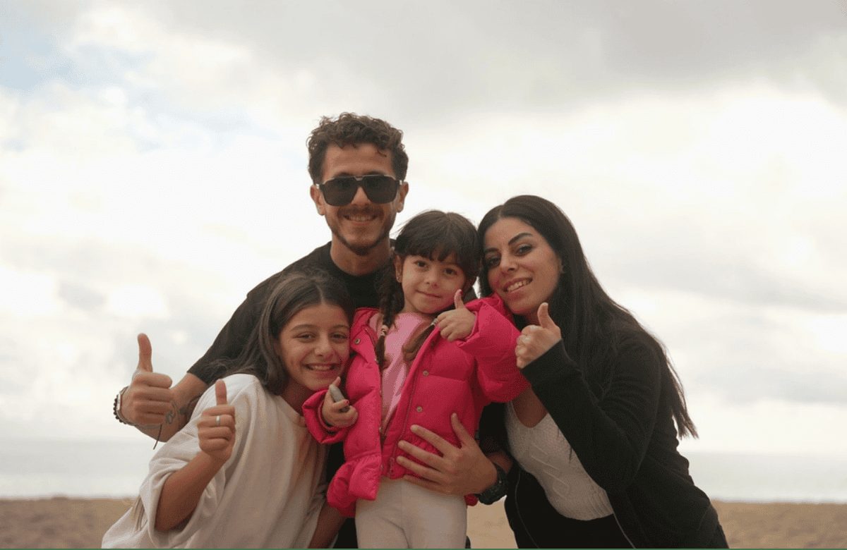 Una familia siria sonríe junto al mar