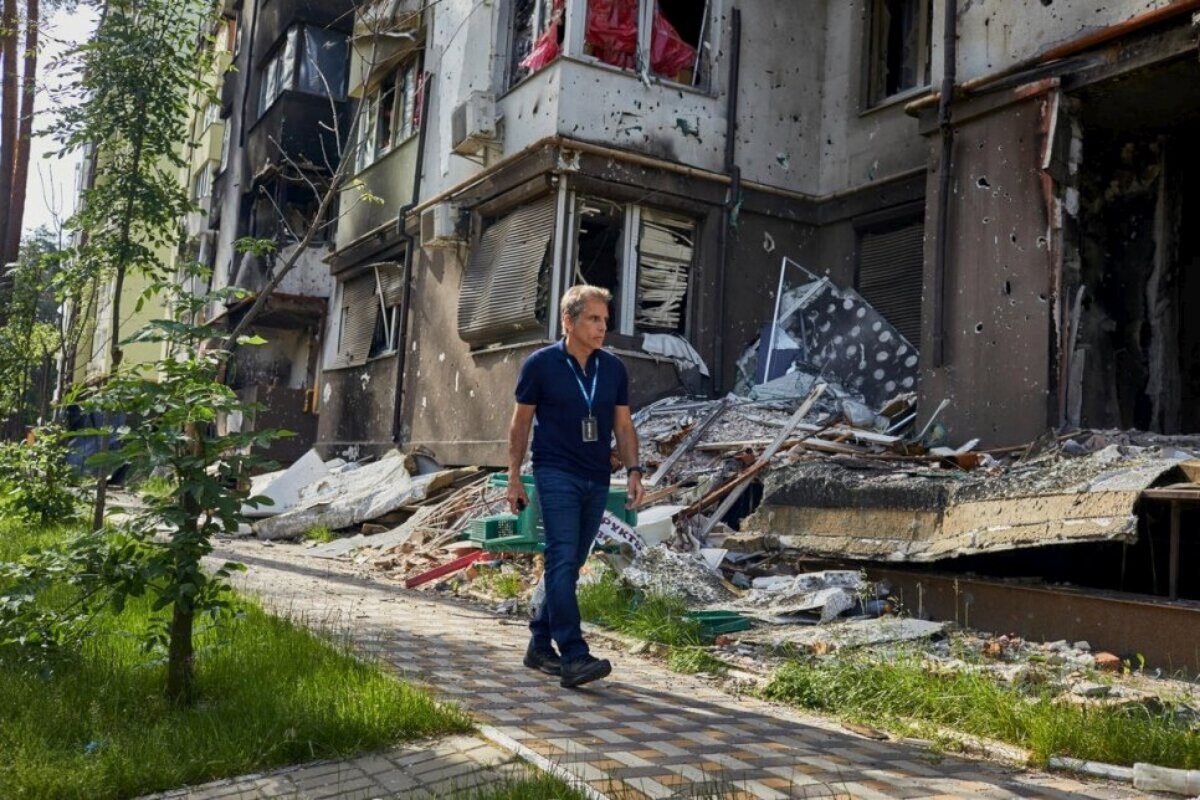 Ben Stiller camina frente a un edificio dañado por la guerra en Ucrania