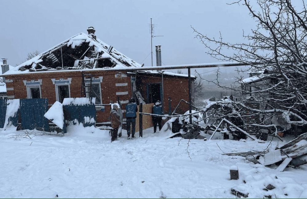 Casas dañadas cubiertas de nieve en Ucrania