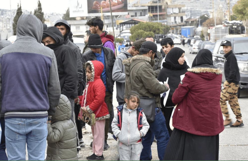 Familias desplazadas esperan en una calle del Líbano