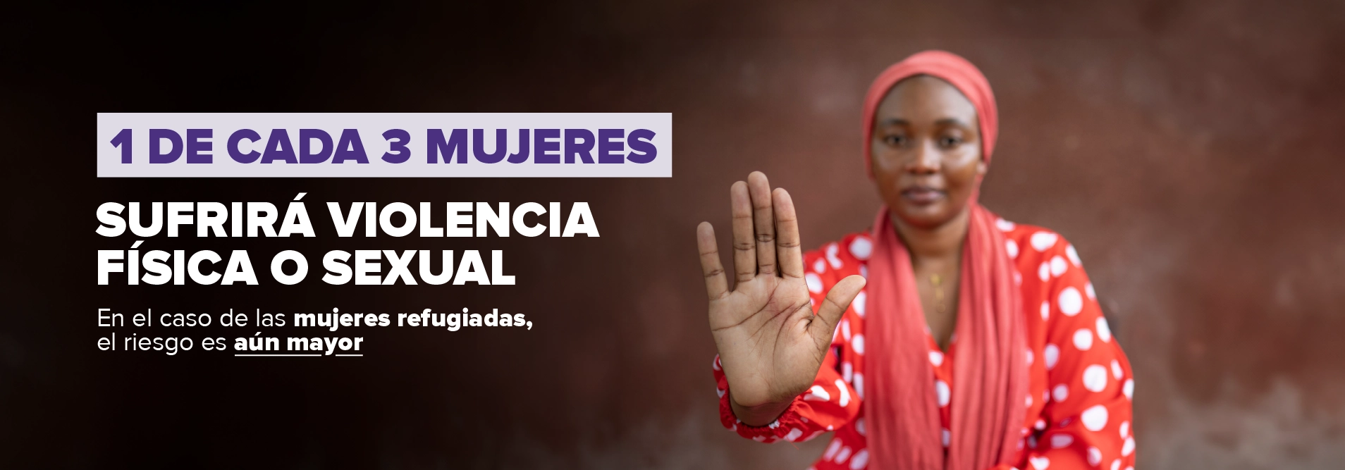 Josefina Cheia, Oficial de Violencia Sexual y de Género de ACNUR, muestra con orgullo el gesto de la mano que significa “alto a la violencia contra mujeres y niñas”.